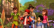 Inmitten einer bunten Landschaft sind gemeinsam unterwegs: Peter Pan, Tinker Bell, John, der Pirat Dagan, Michael und Wendy.