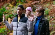 Fergus (Rohan Nedd), Harry (Jane Seymour) und ihre Schwiegertochter Orla (Amy Huberman, M.) sehen sich mit der tödlichen Pfeilspitze des spanischen Auftragskillers "El Cazador", "Der Jäger", konfrontiert.