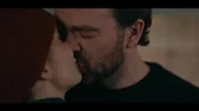 Mikkel küsst Nille.