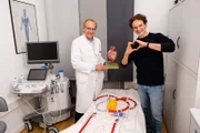 Mit Herzspezialist Prof. Ibrahim (links) checkt Julian das wichtigste Organ: das Herz.
