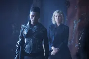 Indra (Adina Porter, l.); Clarke Griffin (Eliza Taylor, r.)