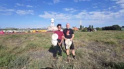 Pia und Spinnenexperte Sascha Buchholz sind auf der Suche nach einer Wolfsspinne auf dem Tempelhofer Feld in Berlin.