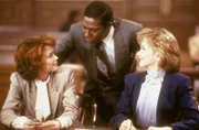 Kathy Dawson (Lise Cutter), Tyler Hudson (Kene Holliday) und Charlene Matlock (Linda Purl) begegnen sich im Gerichtssaal.
