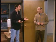 Ross (David Schwimmer, li.) legt sich mit dem Präsidenten des Mieterausschusses an.