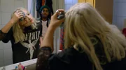 Als ein Streit zwischen Jenny und Kim ist eskaliert, versucht Naomi zu vermitteln. (von links nach rechts: Bianca Ghilardi-Hellsten, Solyana Tesfaye Tikabo)