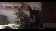 Tinka (Josephine Chavarria Højbjerg) kümmert sich um den ohnmächtigen Birk (Jakob Femerling).