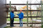 Im Augsburger Zoo checkt Julian zusammen mit Zootierarzt Markus (rechts), wie die Organe von Tieren funktionieren.