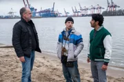 Oskar Schütz und Luiz Vieira dos Santos schauen sich in der Umgebung des Tatorts um und treffen am Elbufer auf den Obdachlosen Robin Lemcke, der mehr wissen könnte.