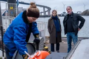 Lena Testorp und Oskar Schütz stellen Lotte Stelzer zur Rede, die mehr mit dem Opfer zu tun hatte, als sie am Tatort vorgab.