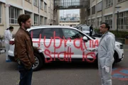 Wer hat die Inhaberin einer E-Roller-Firma erschlagen und ihren SUV geschmacklos beschmiert? Kommissar Jo Stoll (Peter Ketnath, l.), der Leiter der KTU Jan Arnaud (Mike Zaka Sommerfeldt, r.) sowie weitere Kolleginnen (Komparsinnen) nehmen die Ermittlungen am Tatort auf.