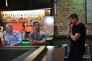 Gordon Ramsay (r.)