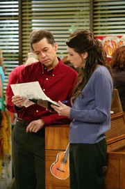 Bei der diesjährigen musikalischen Aufführung von Jakes Klasse wollen Alan (Jon Cryer, l.) und Judith (Marin Hinkle, r.) Regie führen ...