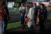 Frankie (Patricia Heaton, 2.v.l.) erklärt sich bereit, an Halloween mit Brick (Atticus Shaffer, 3.v.r.) und dessen sozialer Gruppe Süßigkeiten zu sammeln. Eine Entscheidung, die sie jedoch schnell bereut. In der Zwischenzeit will Sue auf Jungs attraktiver wirken und bittet ausgerechnet Mike um Hilfe ...