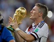 Bastian Schweinsteiger jubelt mit der WM-Trophäe. Deutschland wird Fußballweltmeister.