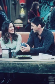 Immer wenn Katie (Soleil Moon Frye, l.) etwas an Joeys (Matt LeBlanc, r.) Geschichten lustig findet, versetzt sie ihm einen schmerzhaften Klaps. Schon bald vergeht Joey das Lachen ... Titel: Friends