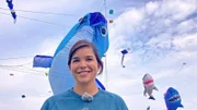 Anna auf dem Drachenfest in Schillig. Über ihr schwebt der sieben Meter lange Seehunddrachen.