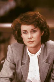 Die Krankenpflegerin Kathy Dawson (Lise Cutter) ist des Mordes an Peter St. John angeklagt.