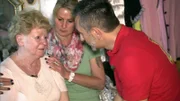 Die Rentnerin Christel verlor von einem Tag auf den anderen ihren geliebten Mann.. Tochter Claudia und Trödelprofi Mauro versuchen zu trösten