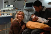 Försterin Saskia Bergelt (Teresa Weißbach) besucht im Krankenhaus das Baby von Ado Nyangabo (Seedy Touray).