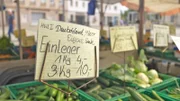 Was die Preisschilder nicht zeigen: 7 Prozent Mehrwertsteuer gehen automatisch ab an den Staat. Steigen die Preise, steigt auch die Mehrwertsteuer. Daher ist der Staat Profiteur der Inflation. Die Mehrwertsteuer macht rund ein Drittel der gesamten Steuereinnahmen des Staates aus.