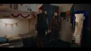 Tinka (Josephine Chavarria Højbjerg) und Falke (Villbjørk Malling Agger) in der Internatsschule.