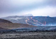 Insel aus Feuer und Eis: Wanderungen und Exkursionen zu den aktiven Vulkanen sind für abenteuerlustige Islandreisende ein Muss.