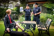 Claudia (Janette Rauch, M.) und Tarik (Serhat Cokgezen) sind beim Durchsuchen der Garage fündig geworden und zeigen Petra Wolter (Konstanze Proebster, l.) den Schmuckbeutel, den sie als ihren identifiziert.