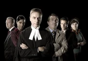 1. Staffel: (v.l.) Oberster Staatsanwalt CPS London George Castle (Bill Paterson), Staatsanwältin CPS Junior Alesha Phillips (Freema Agyeman), Staatsanwalt CPS Senior James Steel (Ben Daniels), Detective Sgt. Ronnie Brooks (Bradley Walsh), Detective Sgt. Matt Devlin (Jamie Bamber) und Detective Insp. Natalie Chandler (Harriet Walter)