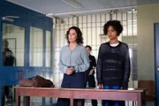 Die einstige Staranwältin Anna Conti (Désirée Nosbusch, l.) und ihre Mandantin Liz Jordan (Larissa Sirah Herden, r.) haben einen Termin vor dem Haftrichter, um das weitere Vorgehen zu besprechen.