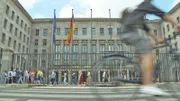Das Bundesfinanzministerium betont, dass im deutschen Steuersystem starke Schultern relativ viel und schmale Schultern wenig zu tragen haben. Vergleicht man aber die Besteuerung von Arbeit mit der Besteuerung von Kapital, zeigt sich ein Ungleichgewicht: Arbeit ist in Deutschland steuerlich relativ hoch belastet, Kapitaleinkünfte, Vermögen und Erbschaften dagegen niedrig.