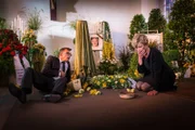 Während eines Streits zwischen Elisabeth Höpfner (Anna Stieblich) und ihrem Schwager Siggi (Matthias Freihof) fällt die Urne des Verstorbenen Gerhard Höpfner zu Boden: Sie ist leer.