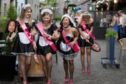 Sinead (Sorcha Fahy, l.), Niamh (Juliette Crosbie, 2.v.l.), Charlotte (Rhea Rose Rodillas, M.), Aisling (Sophie Vavasseur, 2.v.r.) und Holly (Ali Hardiman, r.) haben sich für einen Junggesellinnenabschied in Schale geworfen.