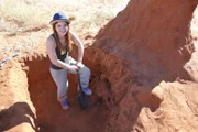 Anna muss buddeln, um zu den Speisekammern und Brutkammern der Termiten vorzudringen. Mit etwas Glück entdeckt sie sogar das Herz des Baus: die Königinkammer.