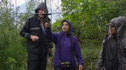 Ein Forscherteam beobachtet besenderte Plumploris in der Wildnis. Mit einer Antenne können sie tagsüber die Schlafplätze der Nachtaffen finden.