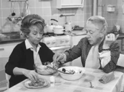 L-R: Käthe Scholz (Inge Meysel), Oma Köpcke (Agnes Windeck)