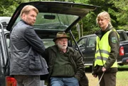 Die Försterin Saskia Bergelt (Teresa Weißbach, r.) und ihr Vater Georg Bergelt (Andreas Schmidt-Schaller, M.) unterstützen Hauptkommissar Robert Winkler (Kai Scheve, l.) bei der Suchaktion nach dem vermissten Mädchen.