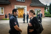 Marie-Louise Schöller (Julia Grafflage) erzählt Tarik (Serhat Cokgezen) von dem Streit zwischen Elisabeth Höpfner und deren Schwager Siggi, bei dem die Urne von Gerhard Höpfner zu Bruch ging.