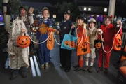 "The Middle", "Das zweite Halloween-Fest." Sue ist verzweifelt. Halloween steht vor der Tür, und sie hat außer einem merkwürdigen Würfelkostüm nichts passendes anzuziehen. Alle anderen Klassenkolleginnen wollen sich als Schulmädchen oder Krankenschwestern verkleiden. In ihrer Not sucht Sue ausgerechnet Rat bei Mike. Frankie muss sich mit Bricks Sozialkompetenz-Gruppe herumschlagen, während Axl einen Plan ausgeheckt hat, der ihm das große Geld bringen soll.