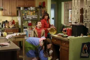 Nachdem Frankie (Patricia Heaton, r.), Brick (Atticus Shaffer, M.) und Sue (Eden Sher, l.) mal wieder das durch undichte Stellen gedrungene Regenwasser auffangen mussten, überlegen Frankie und Mike, sich nach einem neuen Heim umzusehen; sehr zum Missfallen ihrer Kinder ...