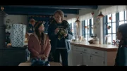 Maja (Birthe Neumann) und Astrid (Rosita Nellie Holse Gjurup) in der Küche