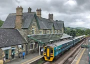 Züge nach Nord und Süd werden in Machynlleth am Bahnhof entkoppelt.