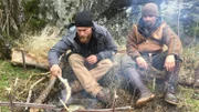 L-R: Grady Powell und Bill McConnell beim Fischkochen auf ihrem Campingplatz in Oregon.