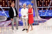 Moderator Jörg Pilawa (l.) begrüßt die Kandidaten des Teams "Bestseller": Die Schriftstellerin Hera Lind (r.) mit Ehemann Engelbert Lainer-Wartenberg (2.v.r.).