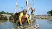 Vorarbeiter SHOHEED beim Bündeln der Stämme am Kushiyara-Fluss.