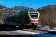 Der Regionalzug durch das Pustertal fährt alle halben Stunden. Immer mehr Einheimische und Touristen nutzen das kostengünstige Fortbewegungsmittel.