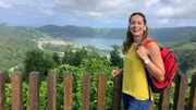 Tamina Kallert wandert im Seengebiet von Sete Citades auf Sao Miguel.