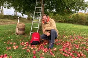 Aus den Äpfel von den Streuobstwiesen im Islek, einer Region im Dreiländereck Deutschland, Luxemburg und Belgien, wird Apfelsaft – und Daniel Aßmann hilft bei der Produktion.
