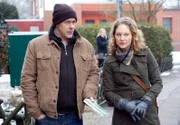 Der Ordnungshüter Peter Zielinski wird am frühen Morgen in einer ruhigen Straße tot aufgefunden. Die Ehefrau des Opfers, Sinje Zielinski, macht auf Finn Kiesewetter und Elke Rasmussen einen völlig verstörten Eindruck.