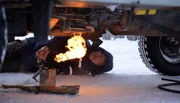 Mit einem Flammenwerfer wird das Auto aufgetaut, damit es morgens überhaupt anspringt.