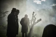 Als Dr. Derbyn Fred Thursday und Jim Strange über den Tod des Mordopfers aufklärt, verhält sich Thursday merkwürdig. Es scheint, als würde ihm dieser Mord bekannt vorkommen.